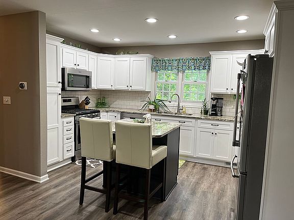 4th image of 24 Birchwood Lake Knls
