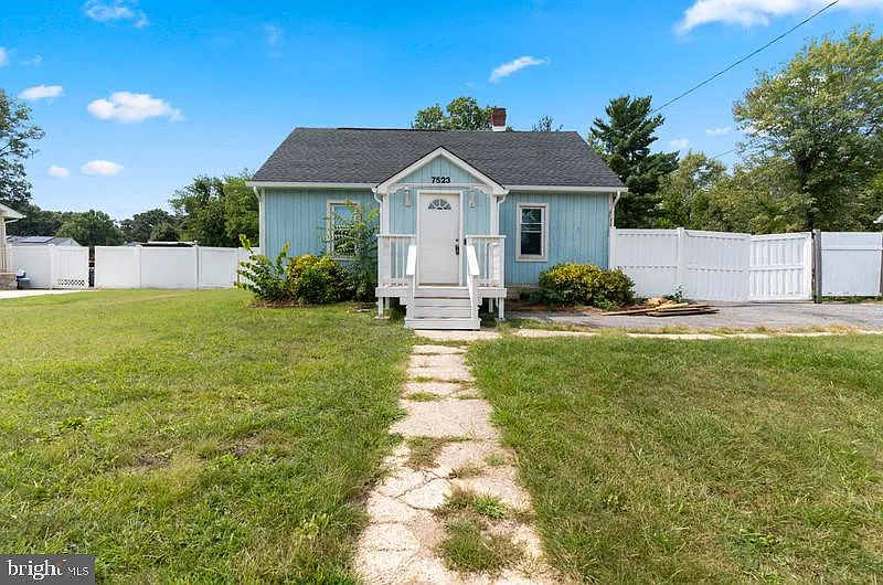 3 bed, 1.0 bath, 1170 sqft, $2,300 — Photo 1