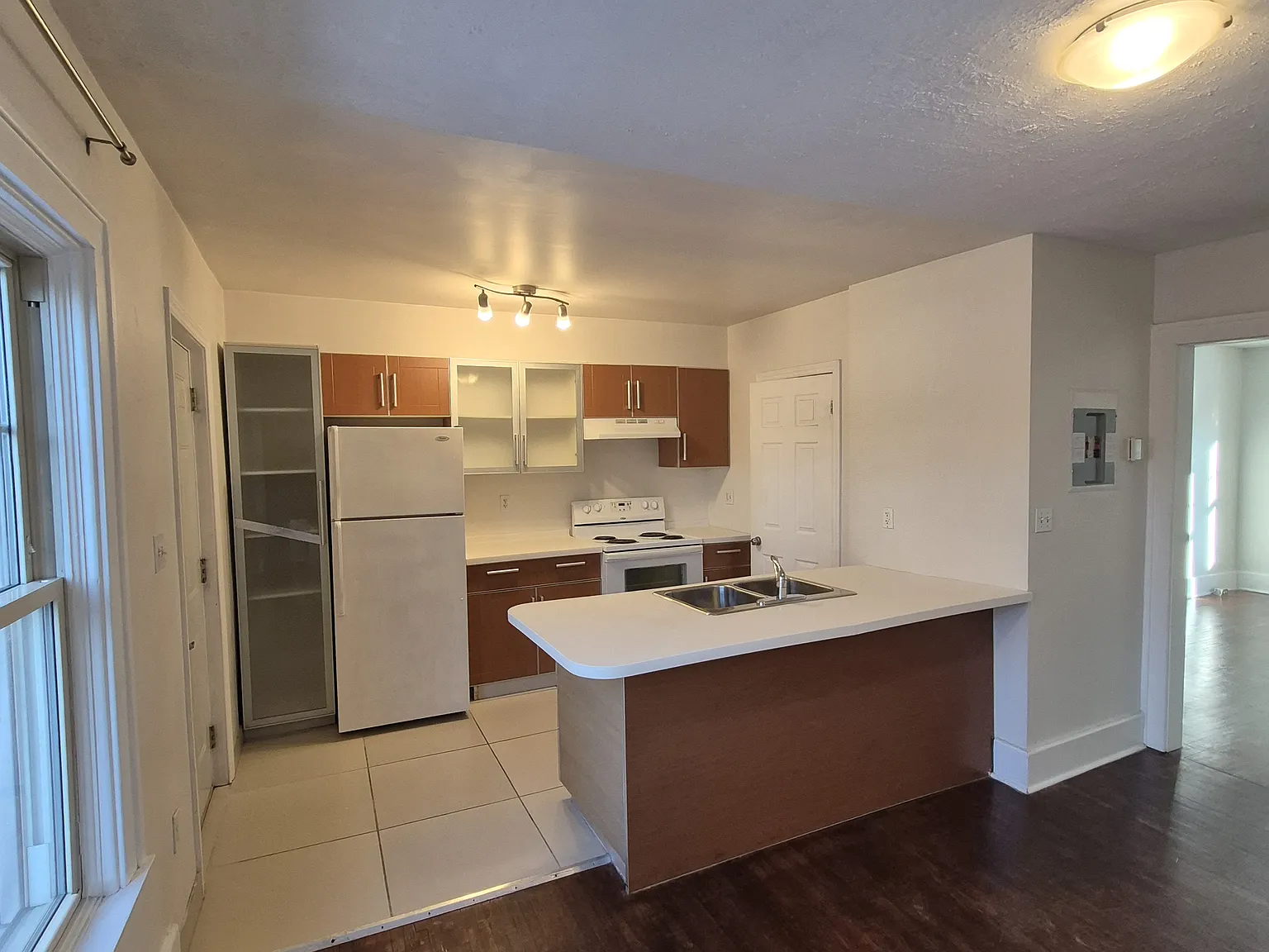 2 bed, 850 sqft, $1,600 — Photo 2