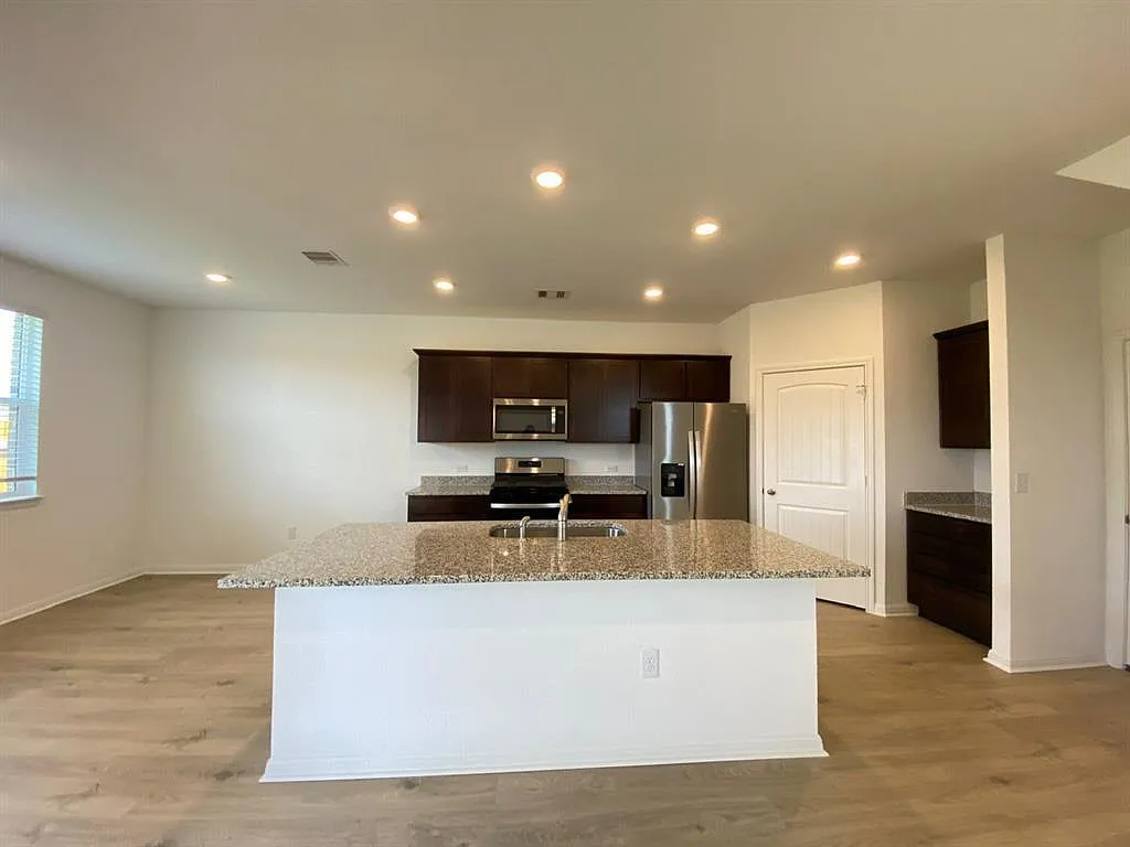 3 bed, 2.5 bath, 1914 sqft, $1,950 — Photo 4