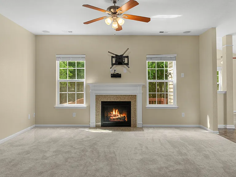 729 Creekwood Dr — Photo 2