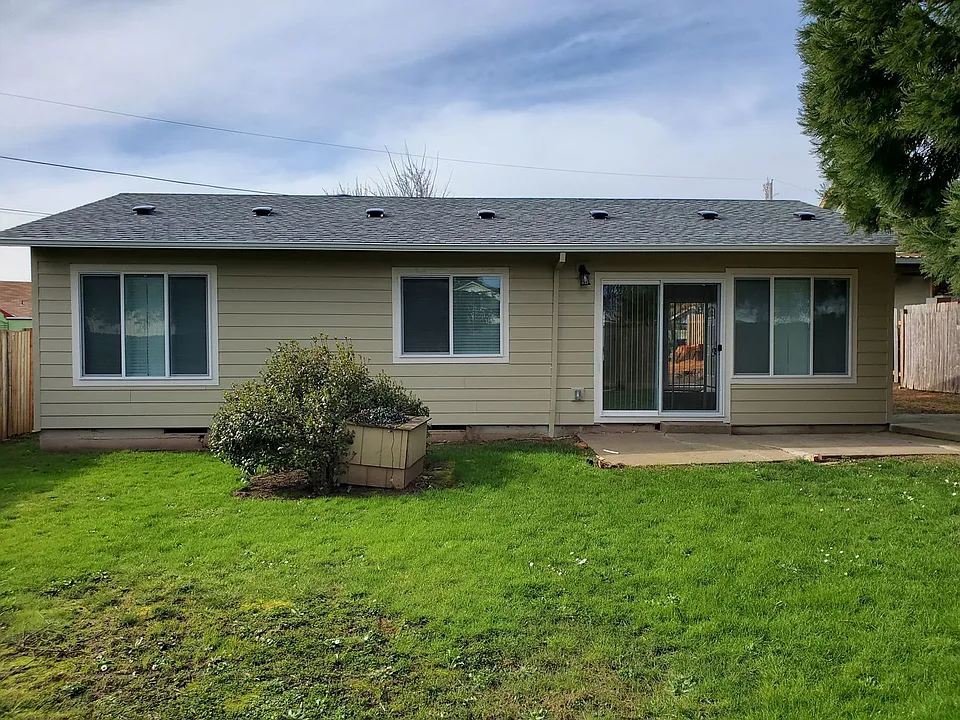 3322 Tierra Dr NE