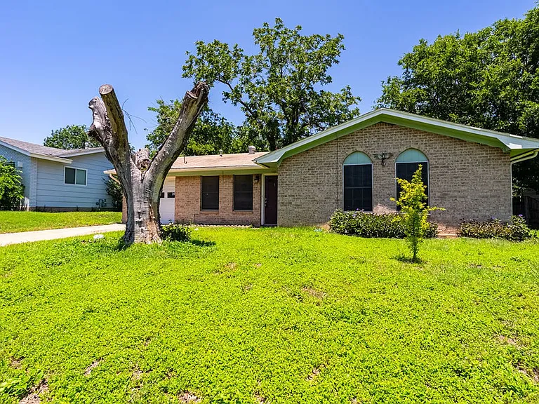310 E Grady Dr — Photo 2