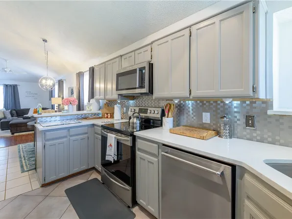 7825 Cardinal Ct, Fort Worth, TX 76180