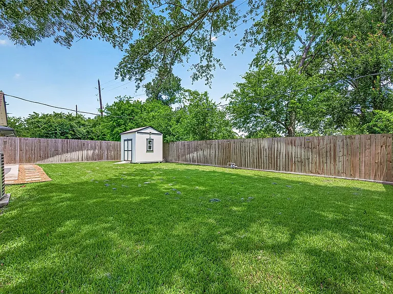 1005 Avenue D — Photo 38
