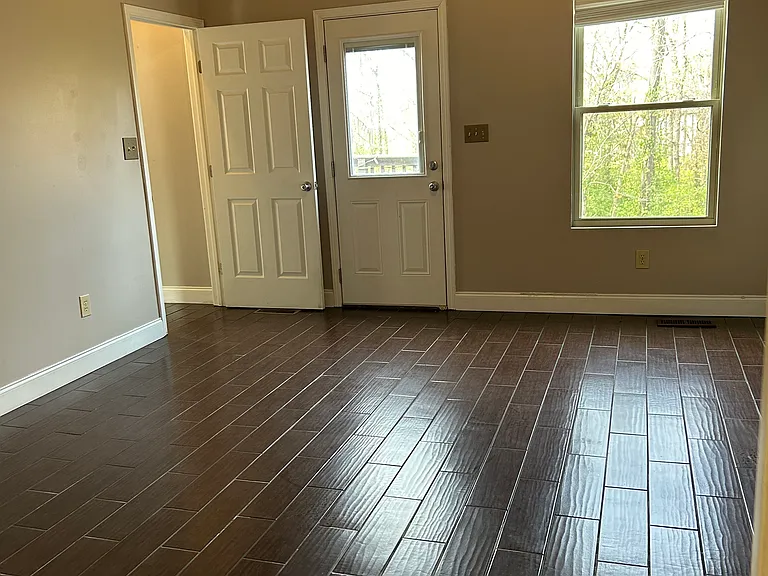 302 Williamsburg Ln — Photo 32
