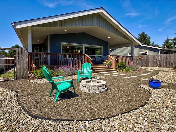 3rd image of 756 Island Circle SE