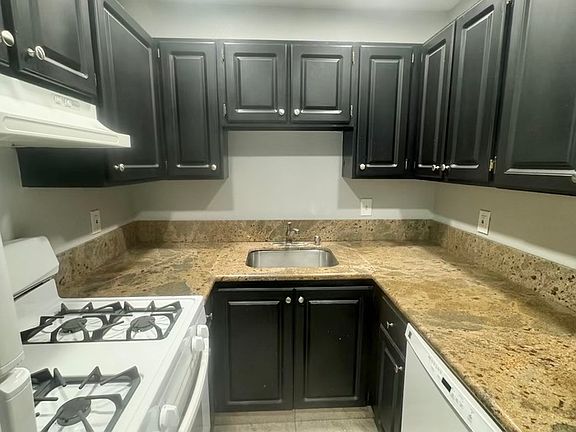 3rd image of 204 Pine St