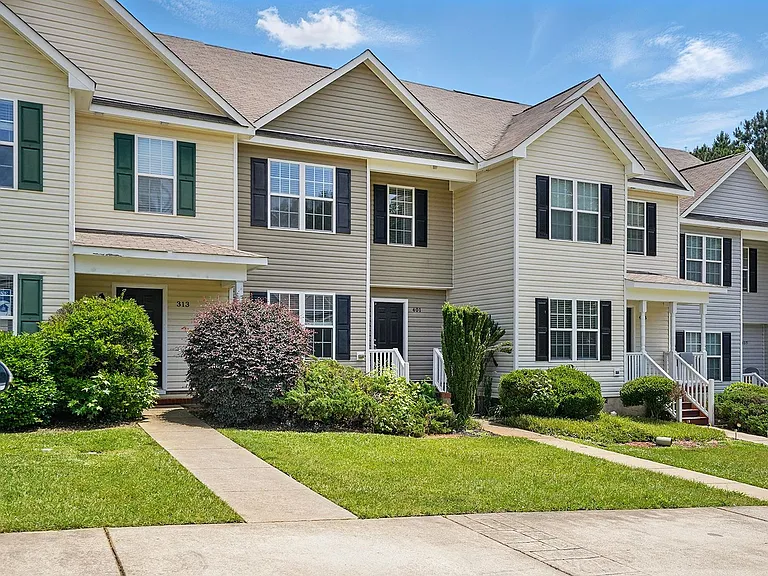 401 Whitehall Ct — Photo 2