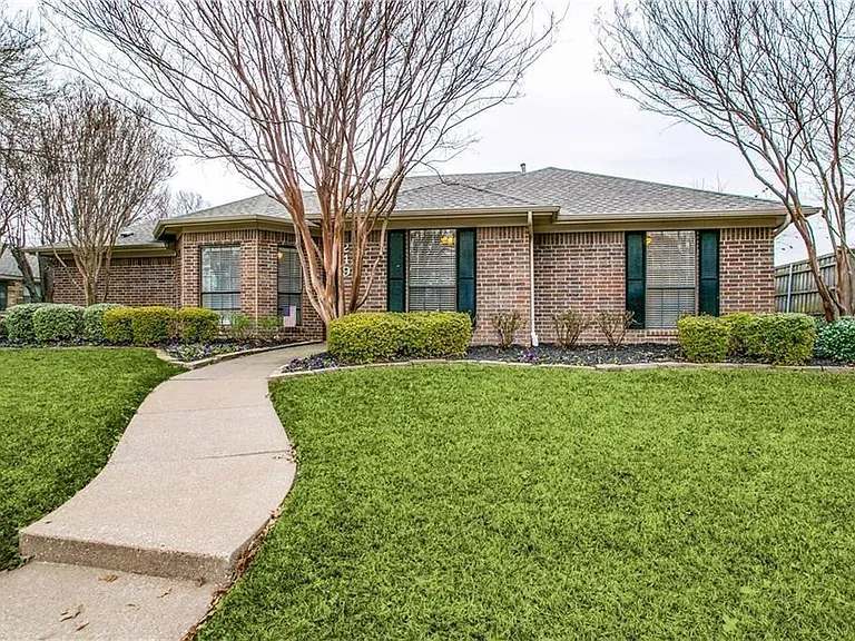 249 Simmons Dr — Photo 1