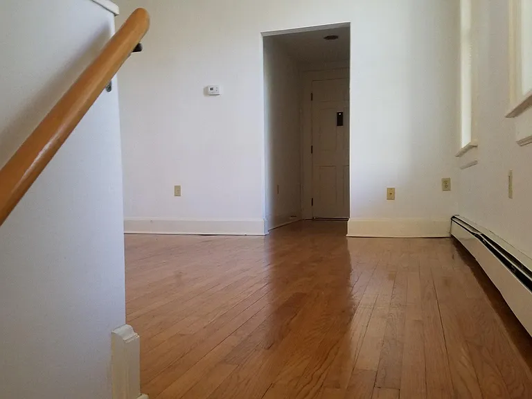 424 Warren Cres #2 — Photo 8
