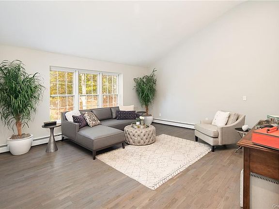 4th image of 19 Holmes Ln