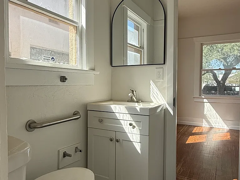 110 N Tyndall Ave — Photo 4