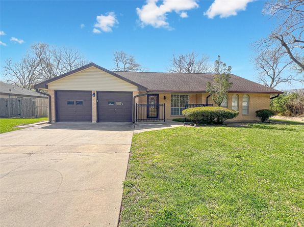 303 Petunia St, Lake Jackson, TX 77566