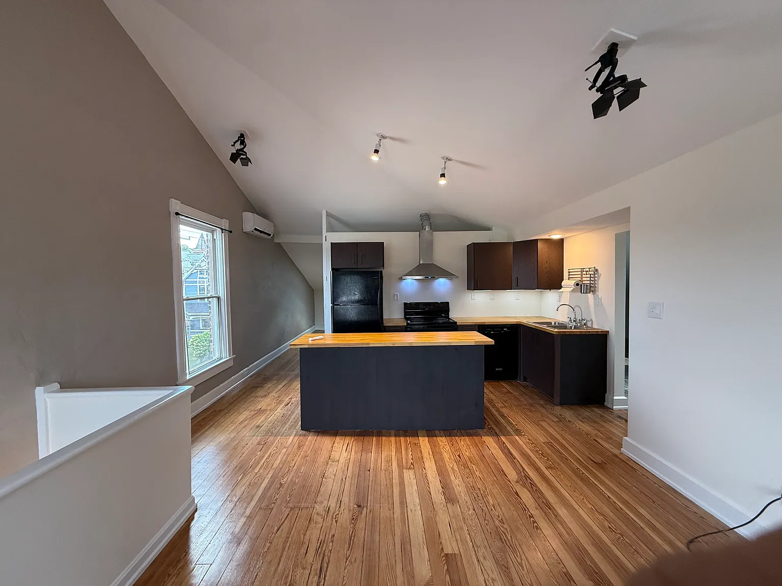 2 bed, 900 sqft, $1,800 — Photo 1