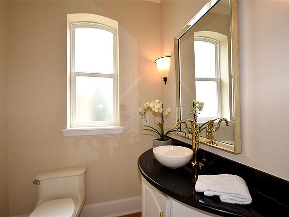 5th image of 806 Walkwood Cir