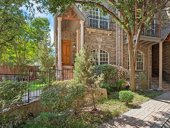 Inviting patio to enjoy!