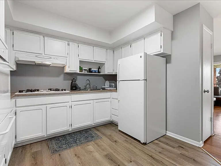 Renovated apartment with pool and parking — Photo 19
