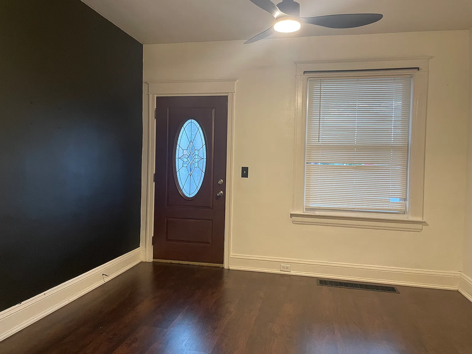 3 bed, 1.5 bath, 1459 sqft, $1,900 — Photo 2