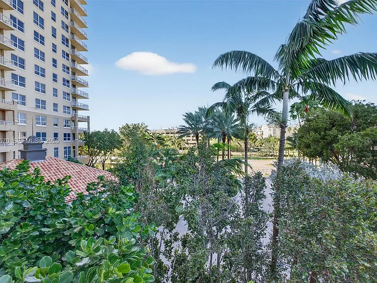 19501 W Country Club Dr #313 — Photo 34