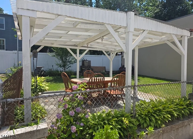 3 bed, 1.0 bath, $2,300 — Photo 2