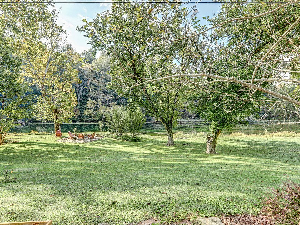 Upstairs view of the waterfall and trees - Picture of Park meadows