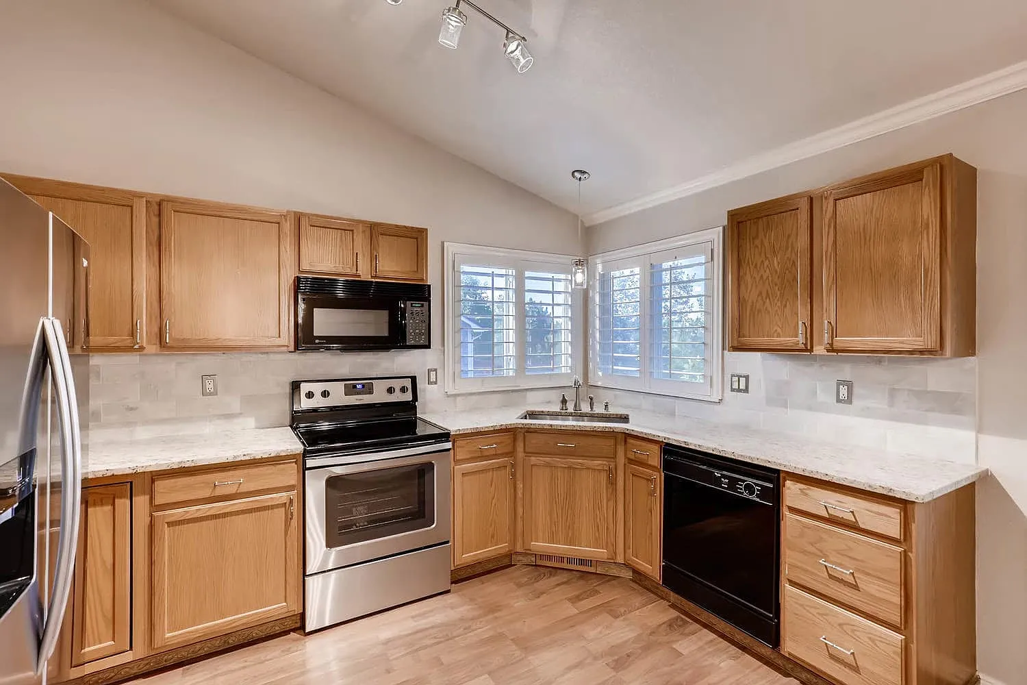 3 bed, 2176 sqft, $2,300 — Photo 3
