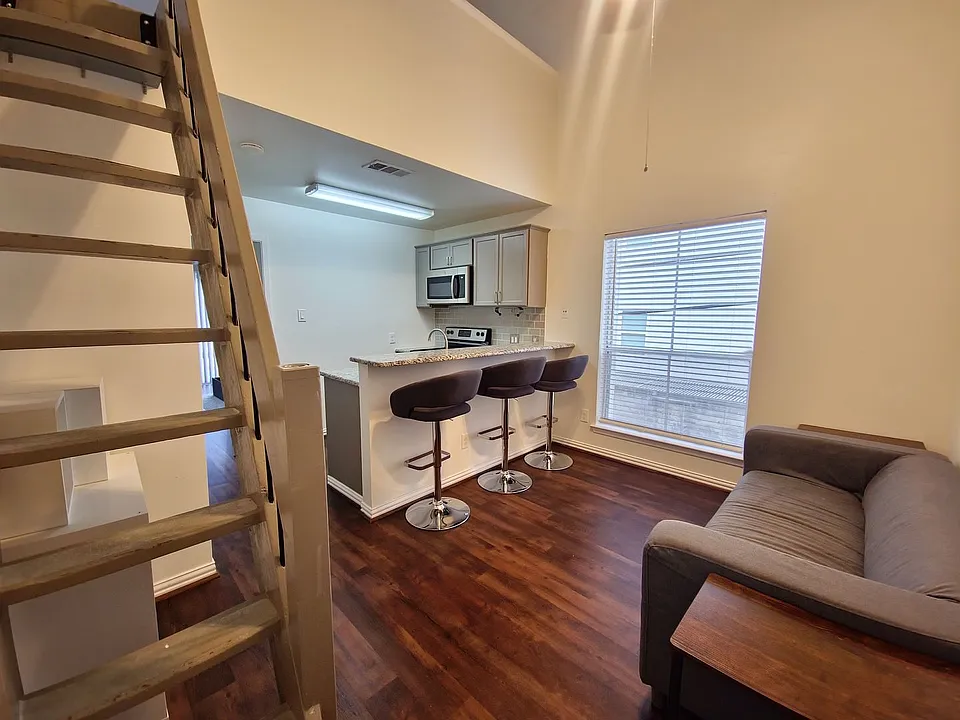 2313 Longview St #205