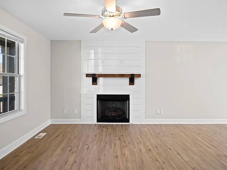1385 Sussex Dr — Photo 5