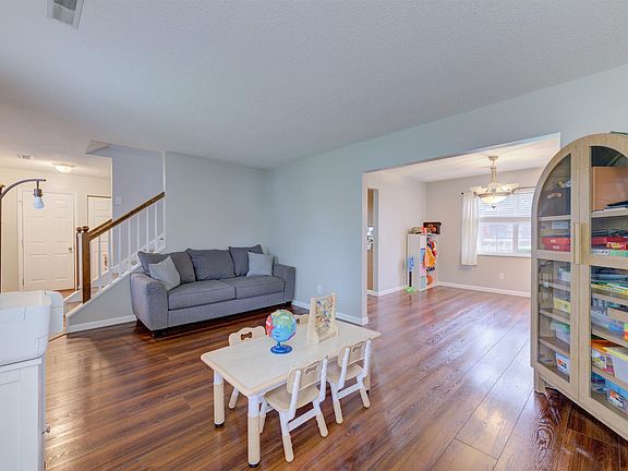 4th image of 212 Sterling Hills Cir