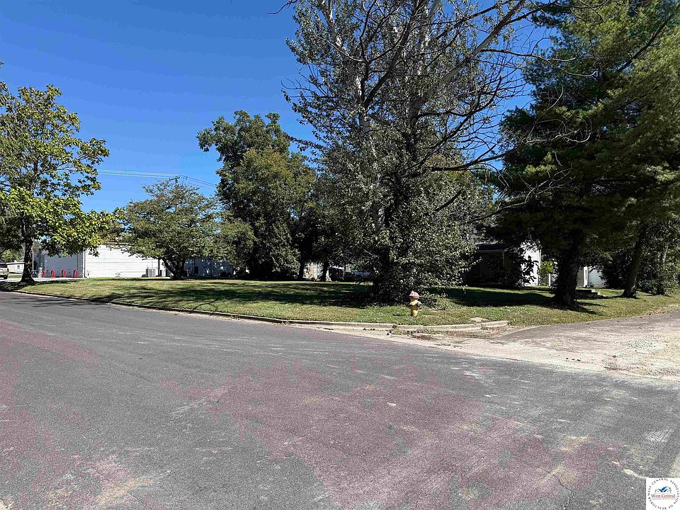 1st image of 801 E 9th St