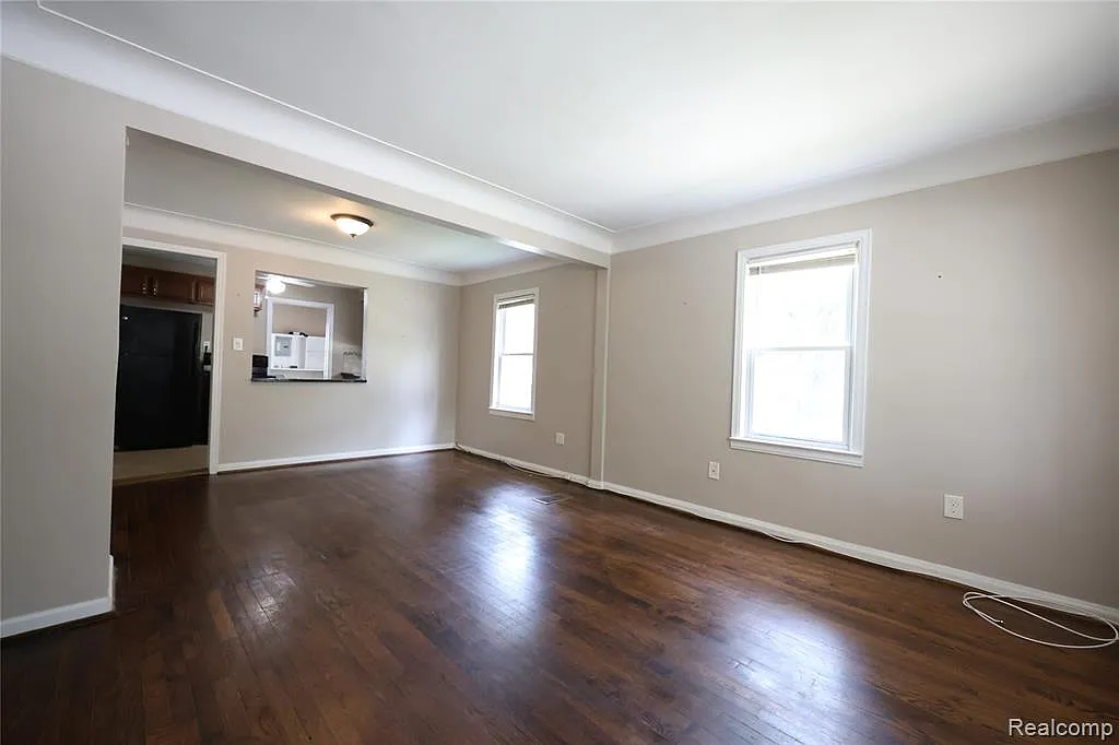 3 bed, 1.0 bath, 932 sqft, $1,600 — Photo 4