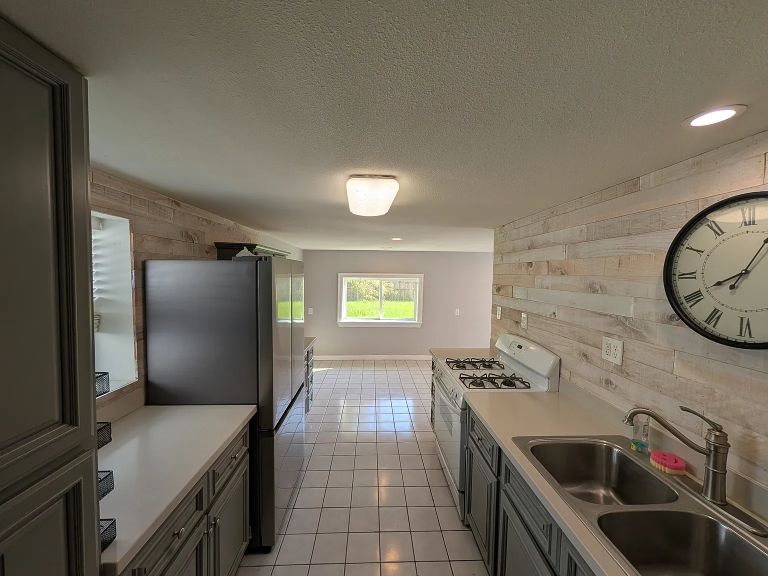 2200 Lloyds Ave — Photo 3
