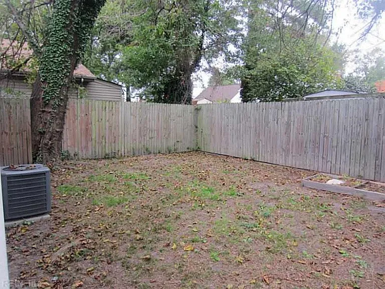 1912 Holladay St — Photo 2