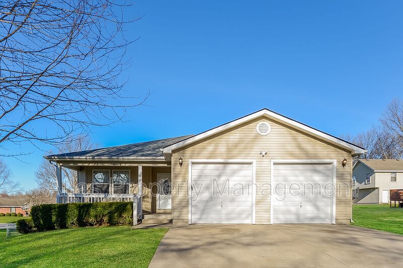 1st image of 820 NW Valley Woods Dr
