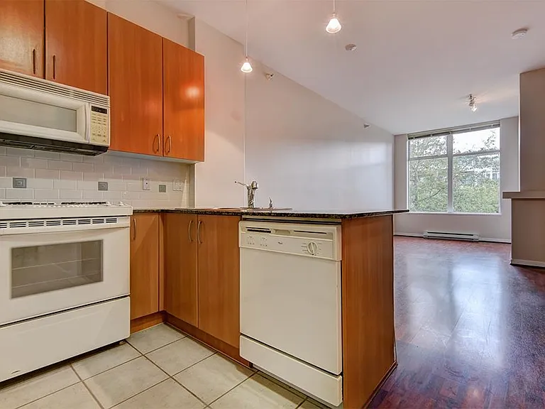8460 Granville Ave #305 — Photo 19