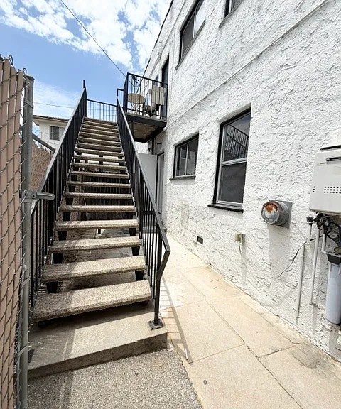 5916 1/2 Willoughby Ave — Photo 39