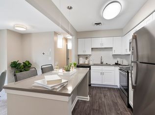 950 Fairway Dr APT 105, Naperville, IL 60563
