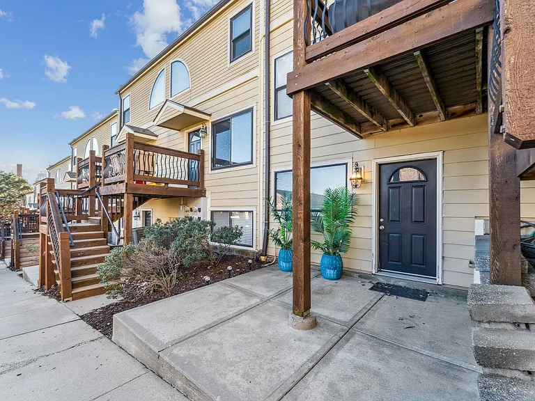 530 W 10th St #530 — Photo 32
