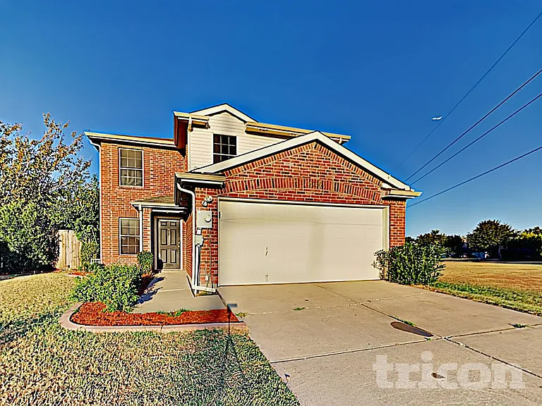 2036 Talon Dr — Photo 2