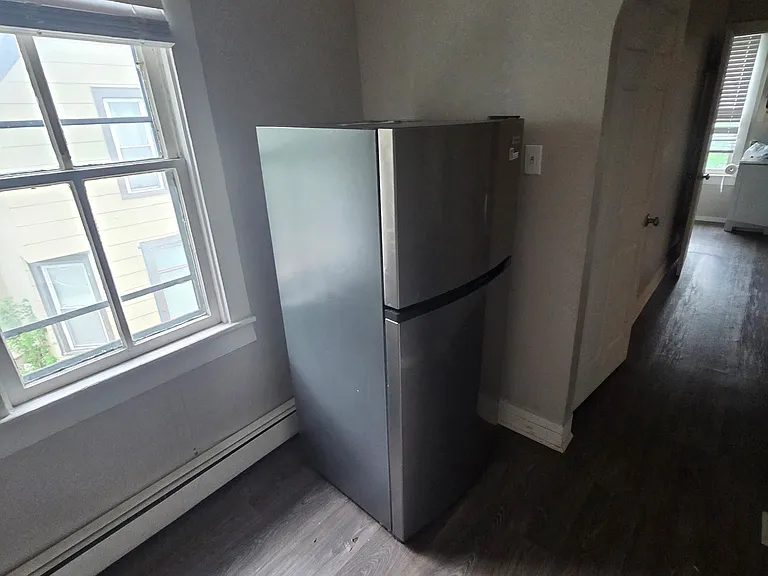411 Barney St — Photo 4