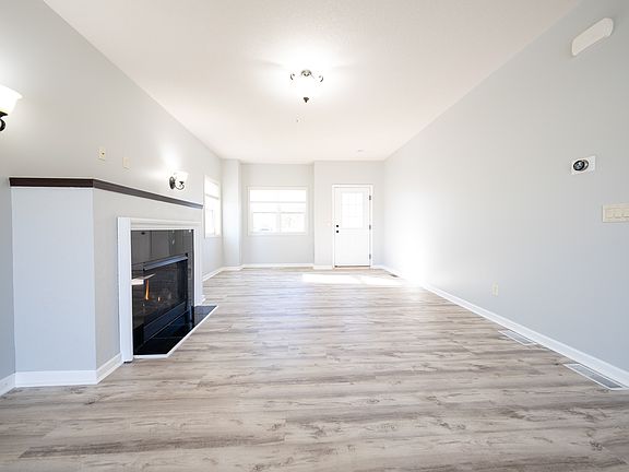 Entry/Living Room