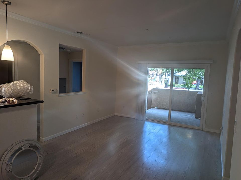 Living room space (with Pergo laminate flooring, light gray)