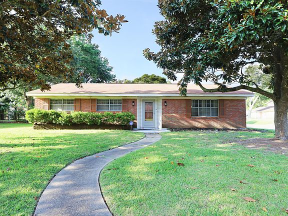 3rd image of 2600 Demaret Dr
