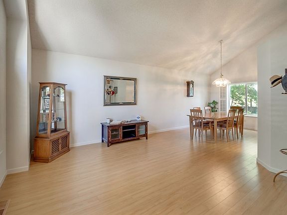 4th image of 320 Greystone Dr