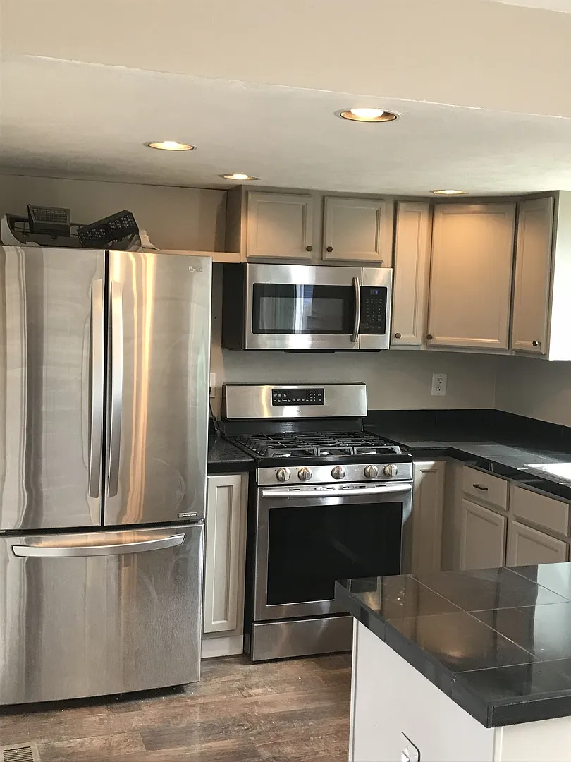 2 Bedroom 1 1/2 Bath Single Family Home in Aurora — Photo 4