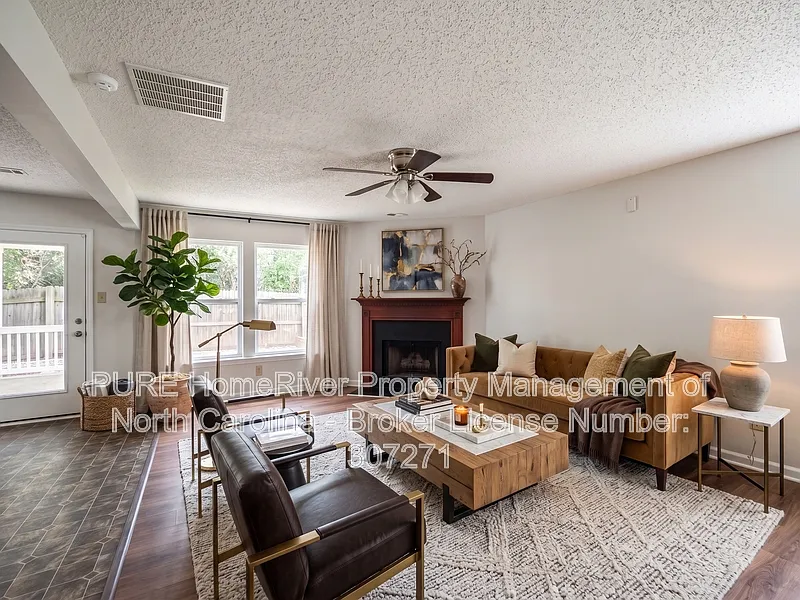 3 bed, 2.5 bath, 2176 sqft, $1,945 — Photo 2