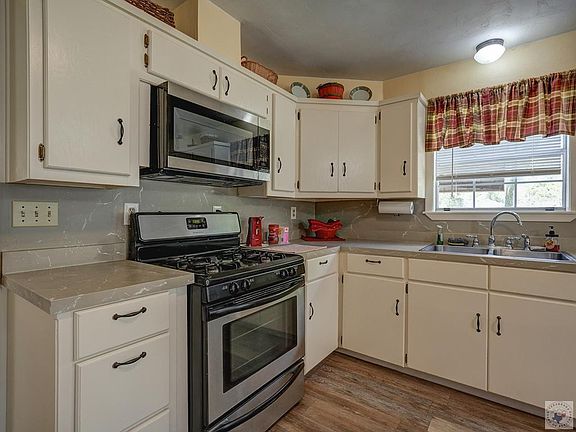 5th image of 604 N Bell St