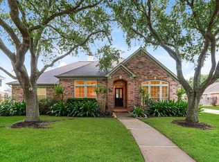 405 Meadow Bend Dr, Friendswood, TX 77546