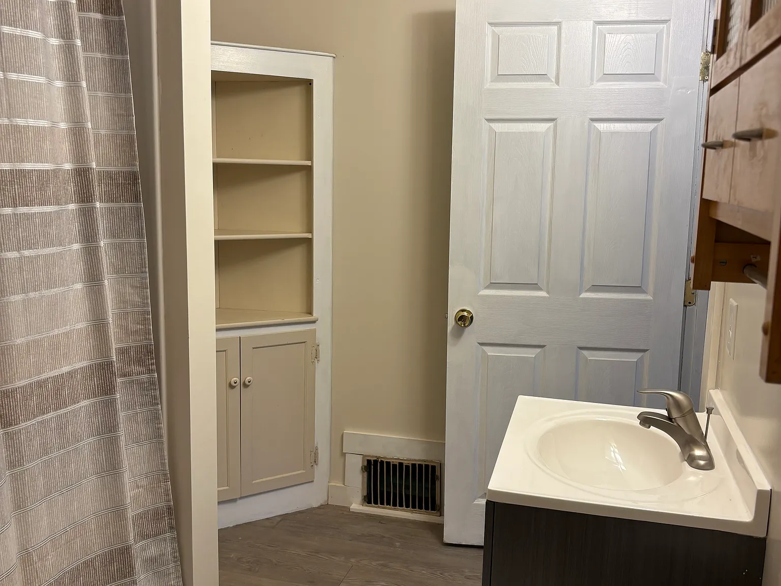 2 bed, 1000 sqft, $1,300 — Photo 2